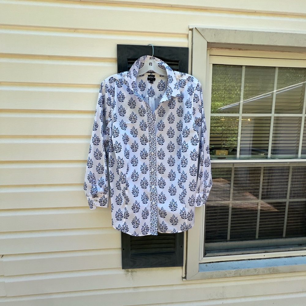 NWT Talbots Wrinkle Resistant Pretty White Blues Floral Long Sleeve Blouse